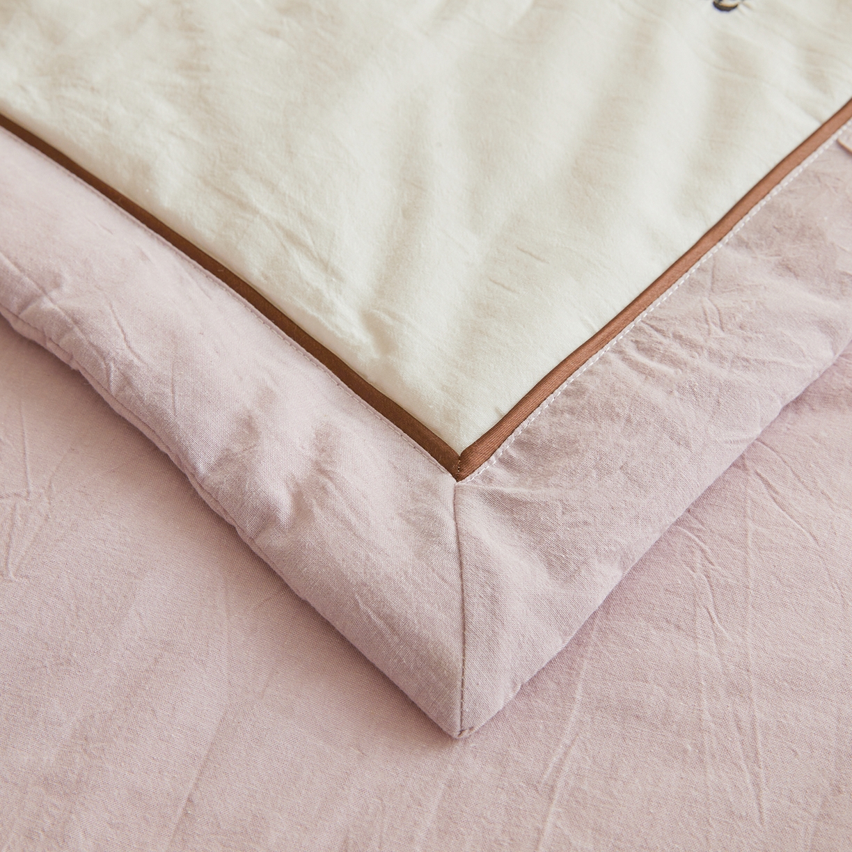 91家纺网 家纺一手货源 找家纺 仁凯家纺 2026新款A类100%棉花刺绣款手包边夏被夏凉被空调被 小熊猫 奶白拼雾紫