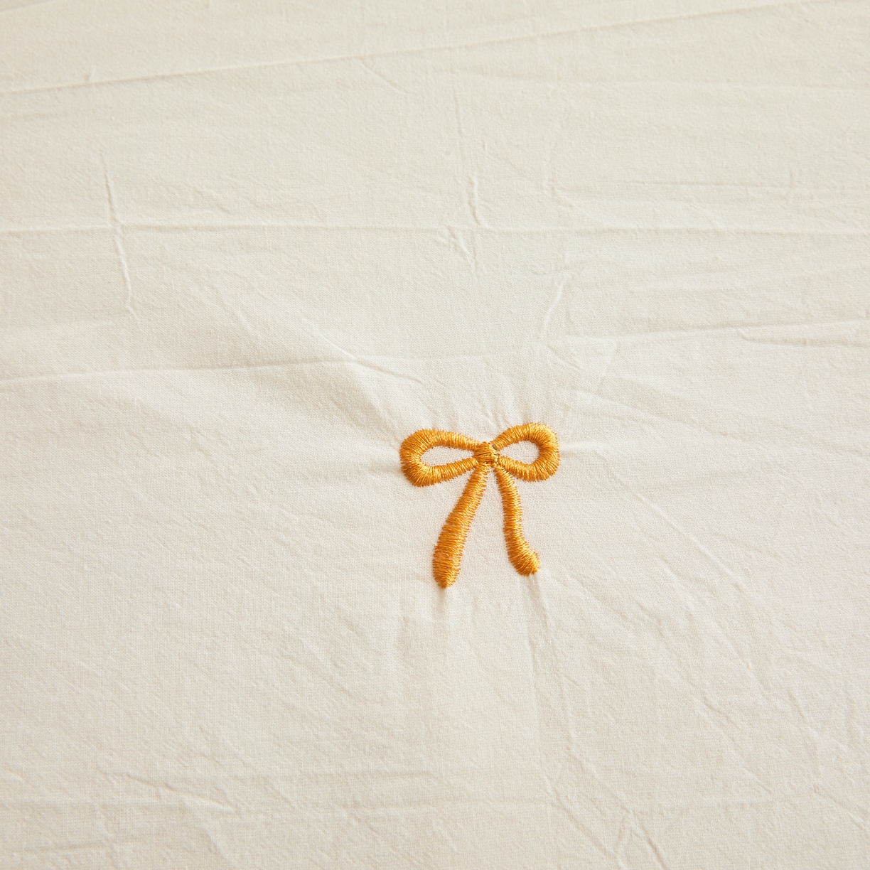 91家纺网 家纺一手货源 找家纺 仁凯家纺 2026新款A类100%棉花刺绣款手包边夏被夏凉被空调被 蝴蝶结 奶白拼冰蓝