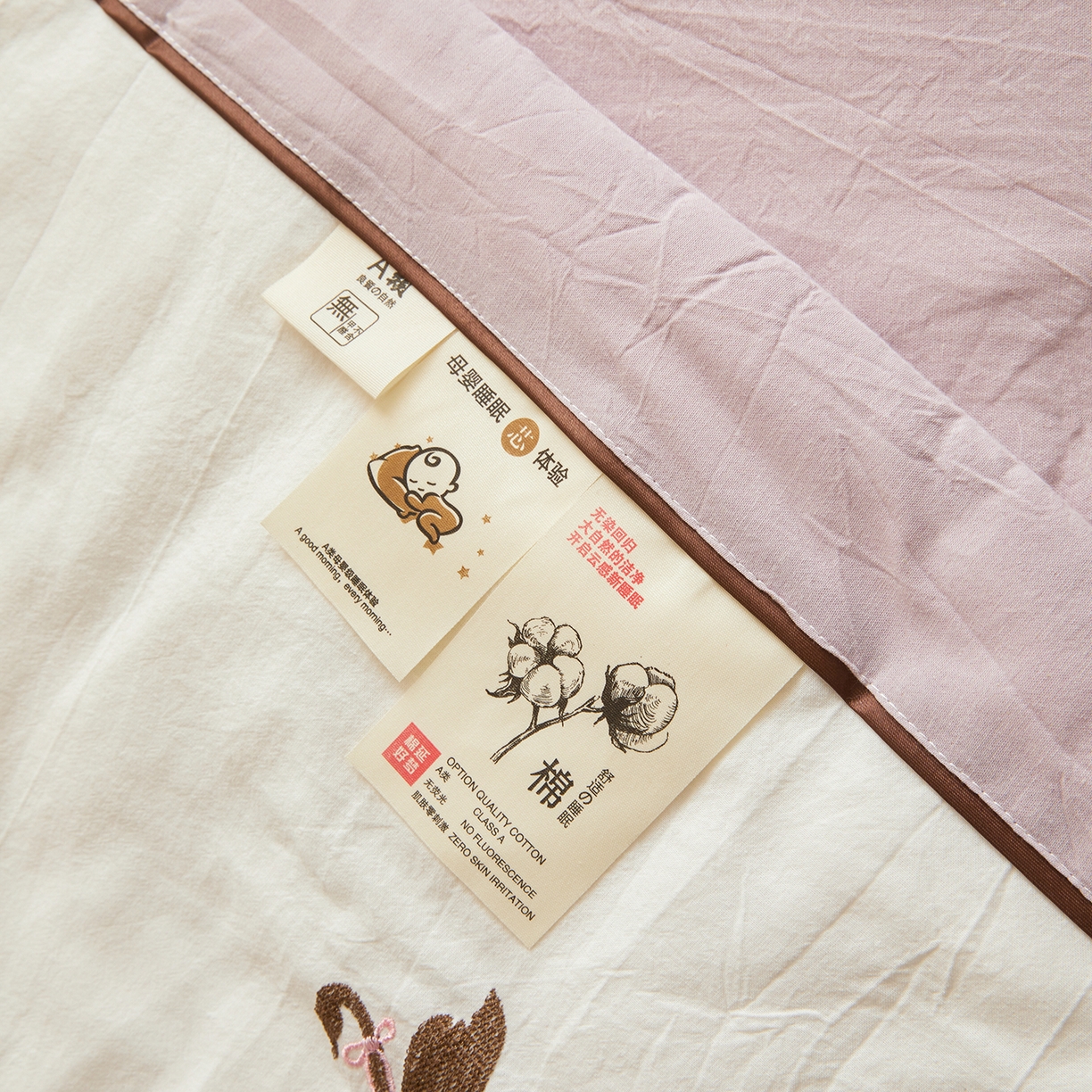 91家纺网 家纺一手货源 找家纺 仁凯家纺 2026新款A类100%棉花刺绣款手包边夏被夏凉被空调被 天鹅 奶白拼雾紫