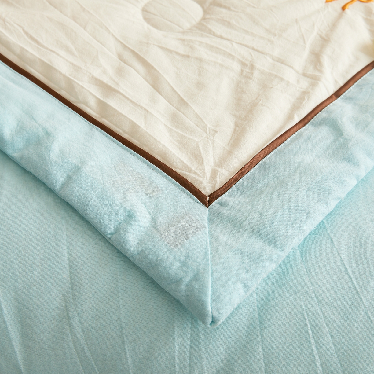 91家纺网 家纺一手货源 找家纺 仁凯家纺 2026新款A类100%棉花刺绣款手包边夏被夏凉被空调被 蝴蝶结 奶白拼冰蓝