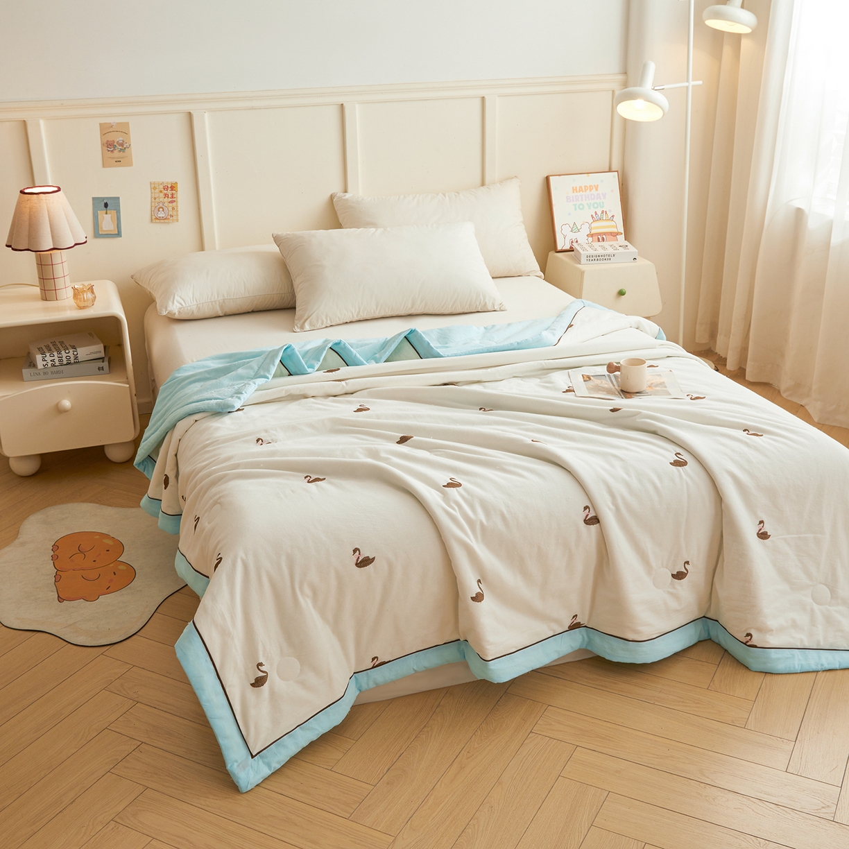 91家纺网 家纺一手货源 找家纺 仁凯家纺 2026新款A类100%棉花刺绣款手包边夏被夏凉被空调被 天鹅 奶白拼冰蓝