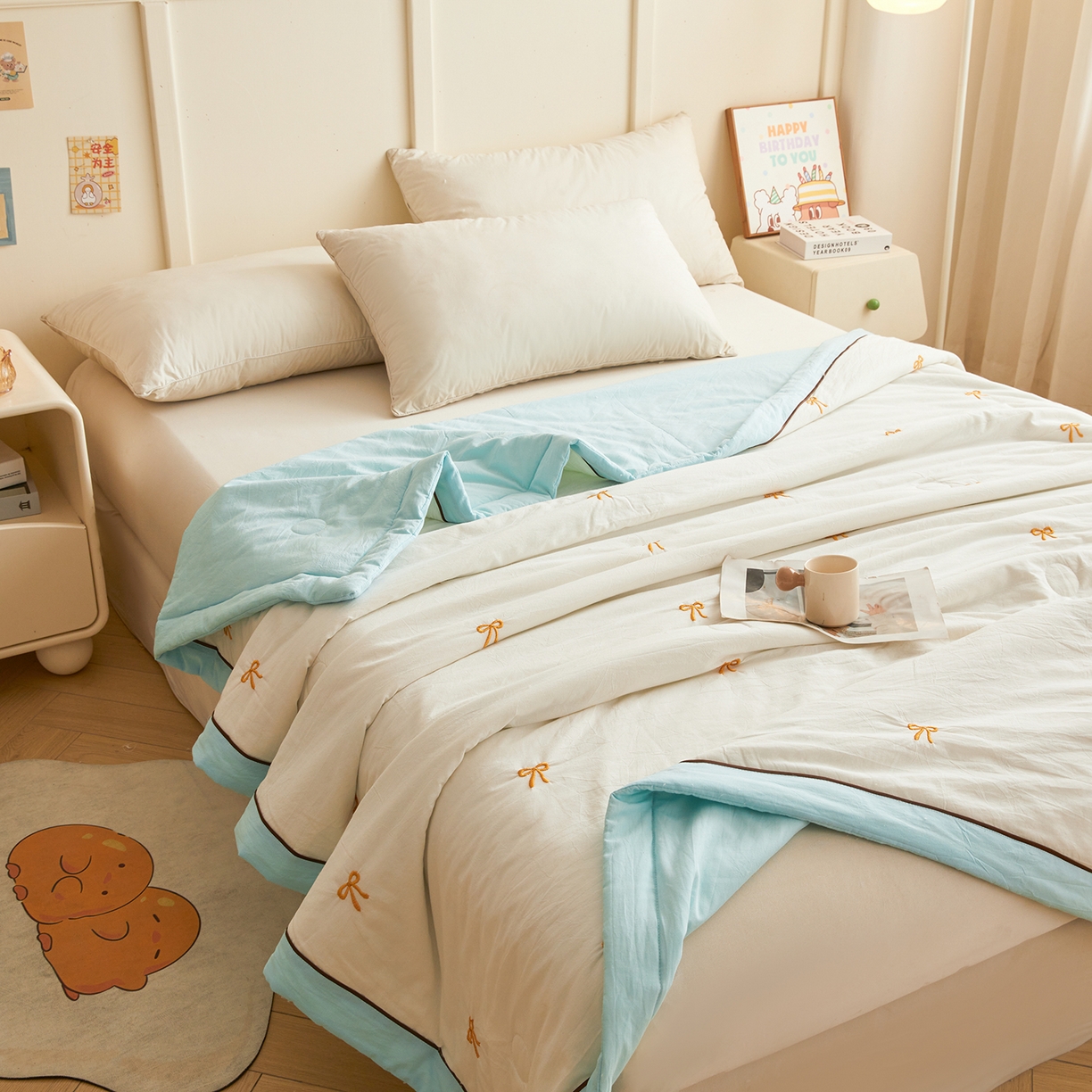 91家纺网 家纺一手货源 找家纺 仁凯家纺 2026新款A类100%棉花刺绣款手包边夏被夏凉被空调被 蝴蝶结 奶白拼冰蓝