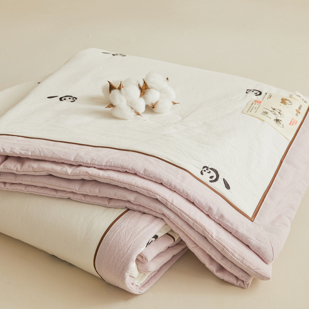 91家纺网 家纺一手货源 找家纺 仁凯家纺 2026新款A类100%棉花刺绣款手包边夏被夏凉被空调被 小熊猫 奶白拼雾紫