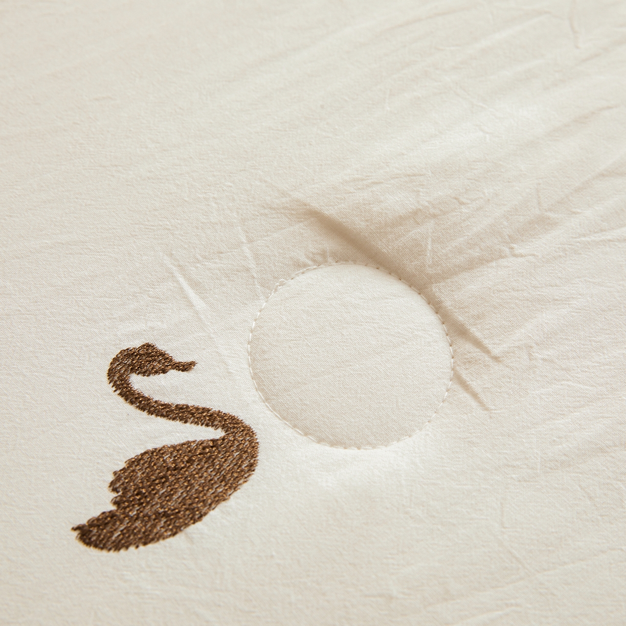 91家纺网 家纺一手货源 找家纺 仁凯家纺 2026新款A类100%棉花刺绣款手包边夏被夏凉被空调被 天鹅 奶白