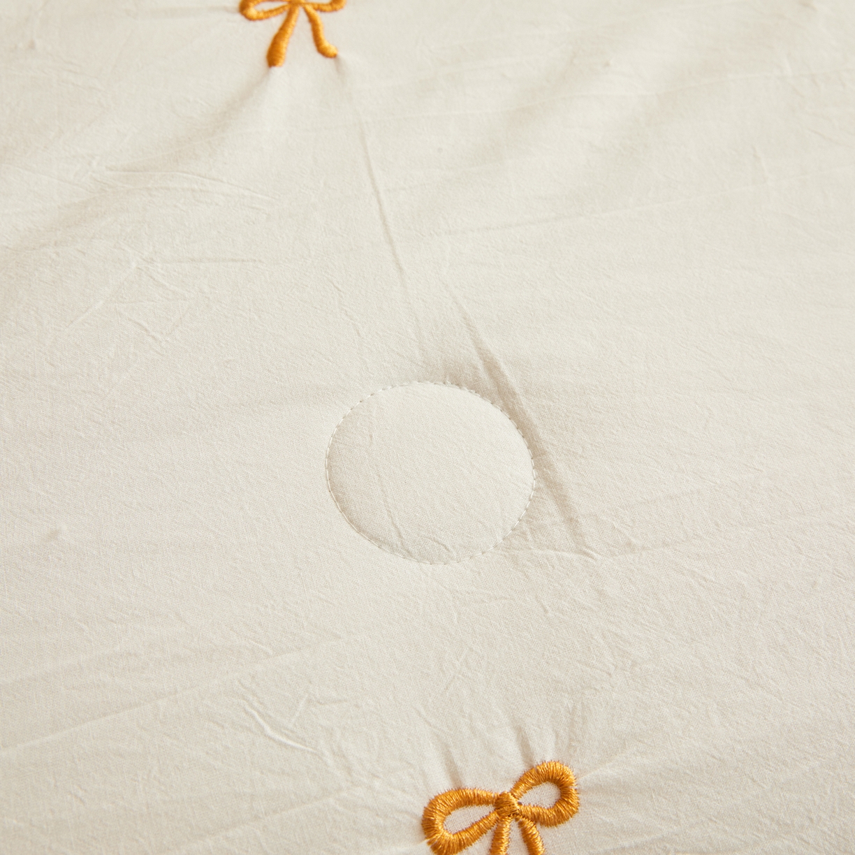 91家纺网 家纺一手货源 找家纺 仁凯家纺 2026新款A类100%棉花刺绣款手包边夏被夏凉被空调被 蝴蝶结 奶白拼冰蓝