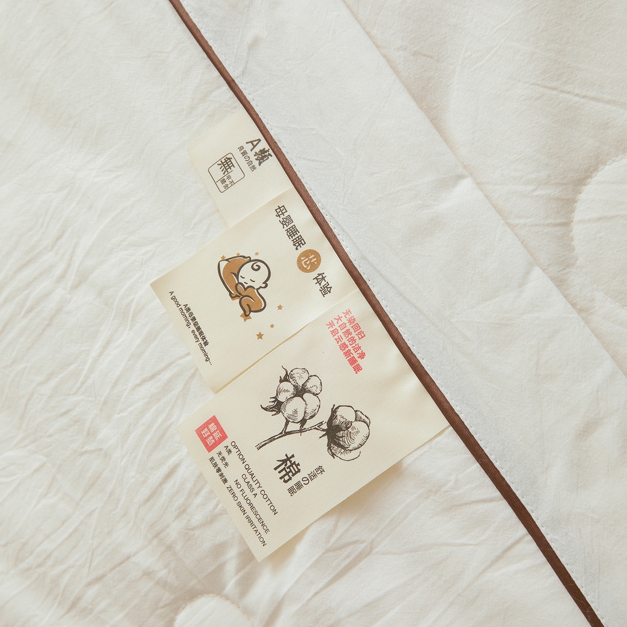 91家纺网 家纺一手货源 找家纺 仁凯家纺 2026新款A类100%棉花刺绣款手包边夏被夏凉被空调被 蝴蝶结 奶白