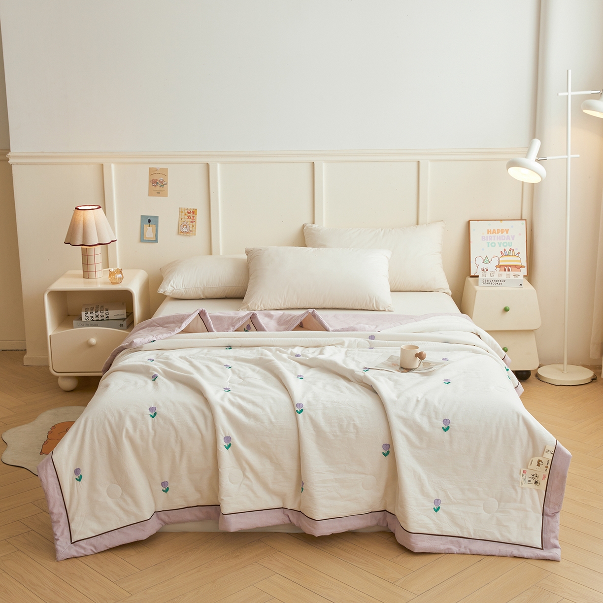 91家纺网 家纺一手货源 找家纺 仁凯家纺 2026新款A类100%棉花刺绣款手包边夏被夏凉被空调被 花朵 奶白拼雾紫