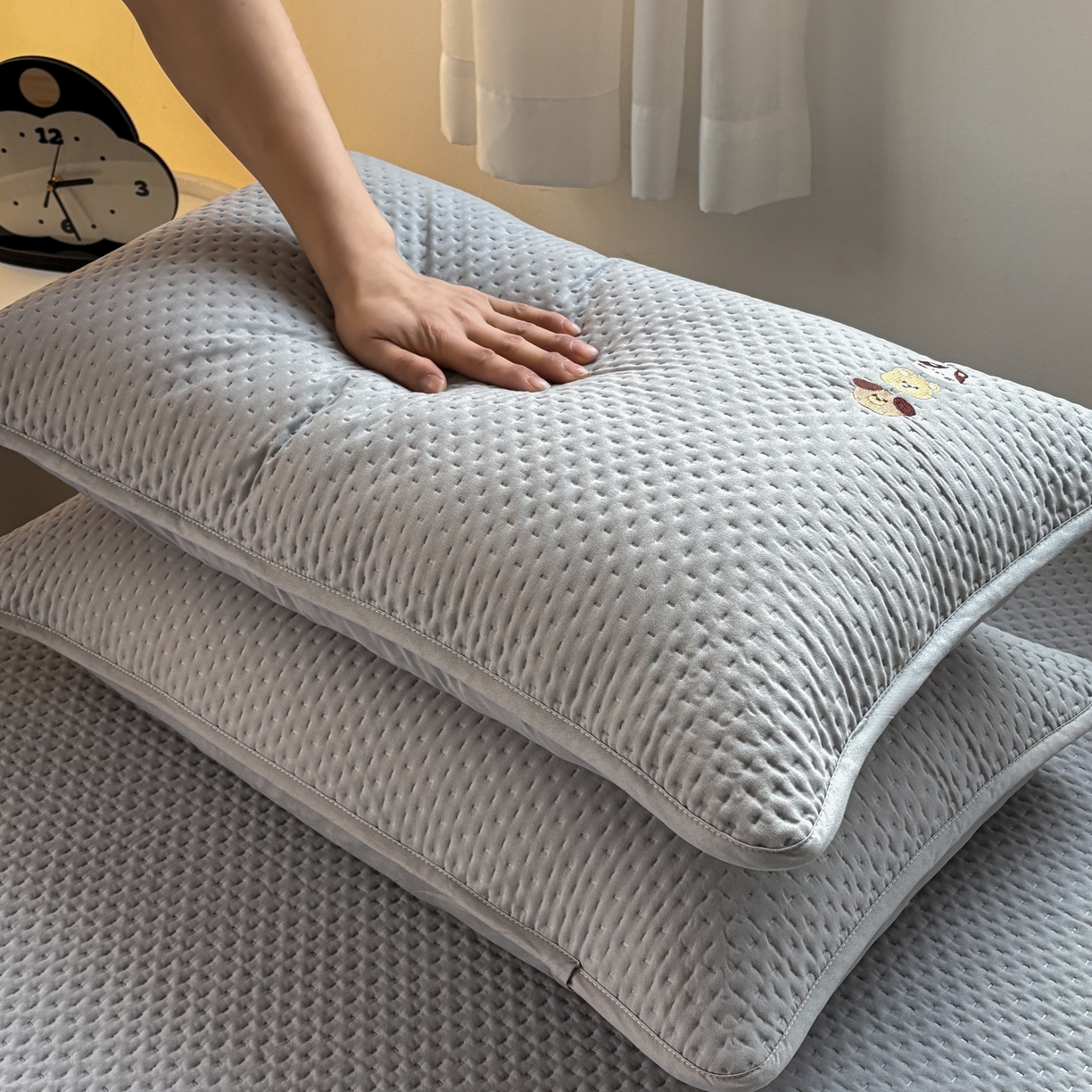 91家纺网 家纺一手货源 找家纺 居眠 2026新款卡通刺绣夹棉防水单枕套枕套单件-童话乐园 童话乐园-灰