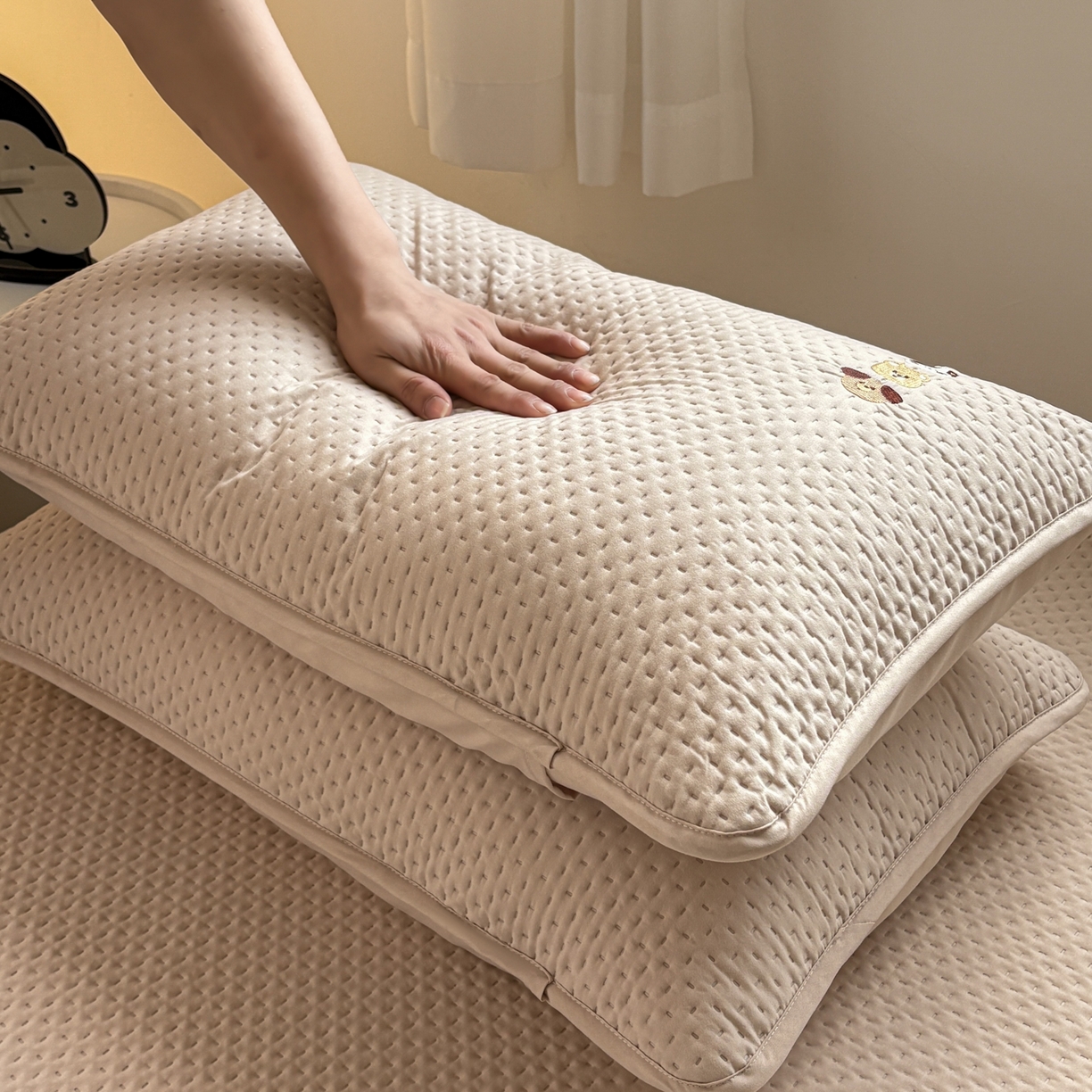 91家纺网 家纺一手货源 找家纺 居眠 2026新款卡通刺绣夹棉防水单枕套枕套单件-童话乐园 童话乐园-卡其