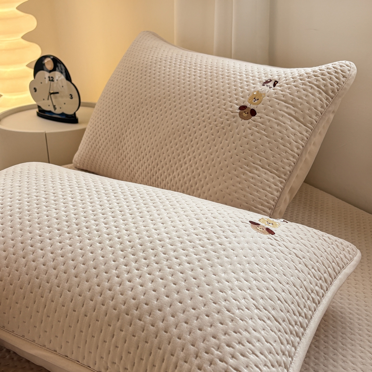 91家纺网 家纺一手货源 找家纺 居眠 2026新款卡通刺绣夹棉防水单枕套枕套单件-童话乐园 童话乐园-卡其