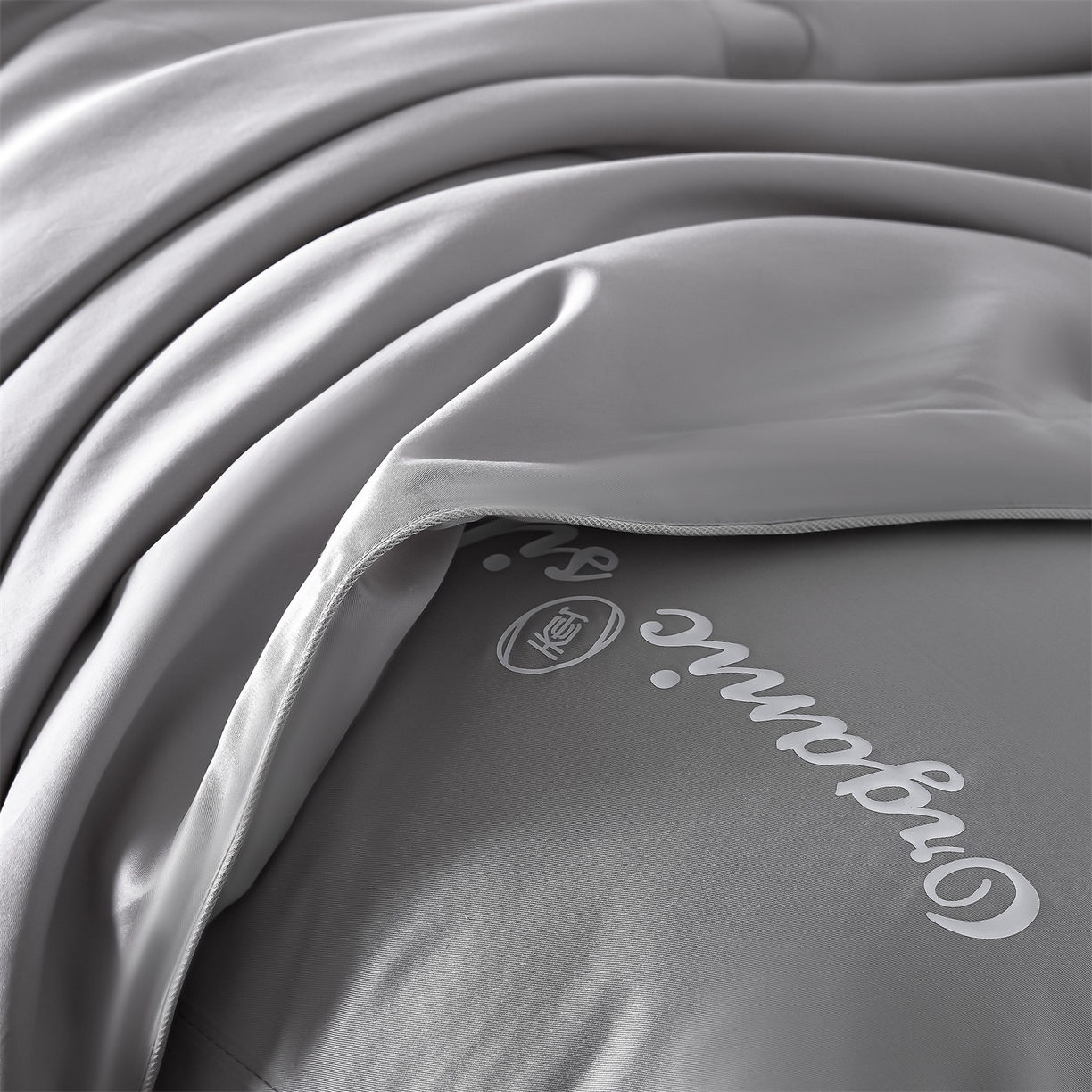 91家纺网 家纺一手货源 找家纺 恬思语家纺 2026春夏新品纯色莱赛尔天丝蚕丝夏被夏凉被空调被 若云-星灰