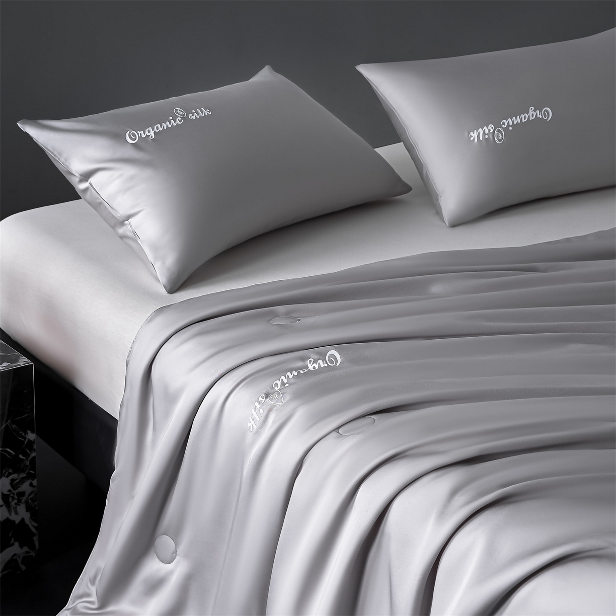 91家纺网 家纺一手货源 找家纺 恬思语家纺 2026春夏新品纯色莱赛尔天丝蚕丝夏被夏凉被空调被 若云-星灰