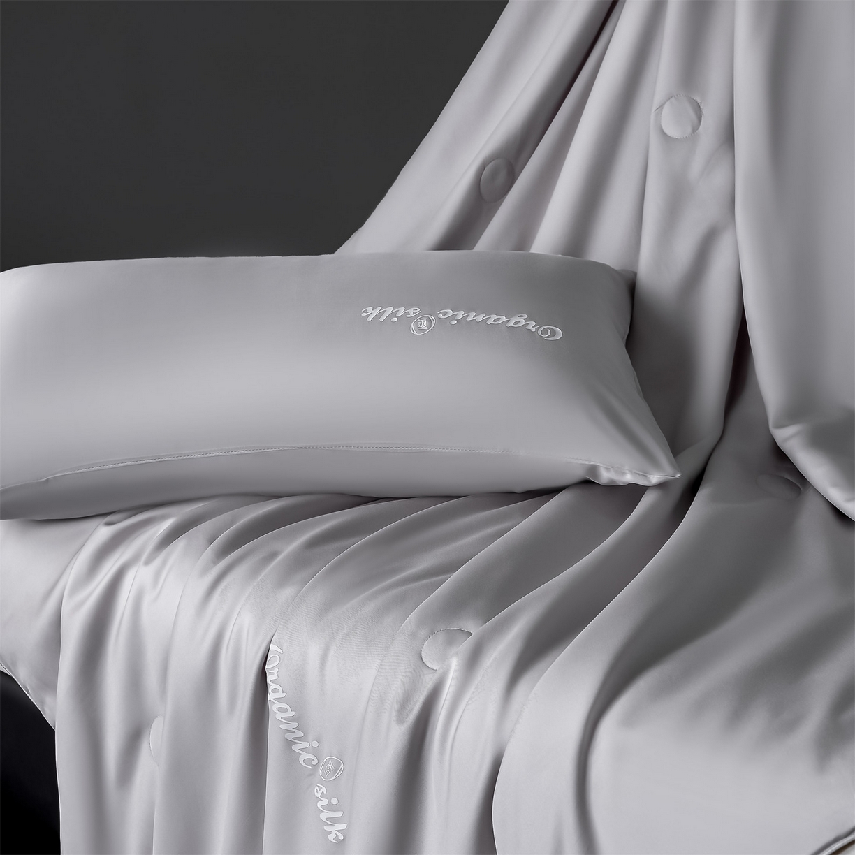 91家纺网 家纺一手货源 找家纺 恬思语家纺 2026春夏新品纯色莱赛尔天丝蚕丝夏被夏凉被空调被 若云-星灰