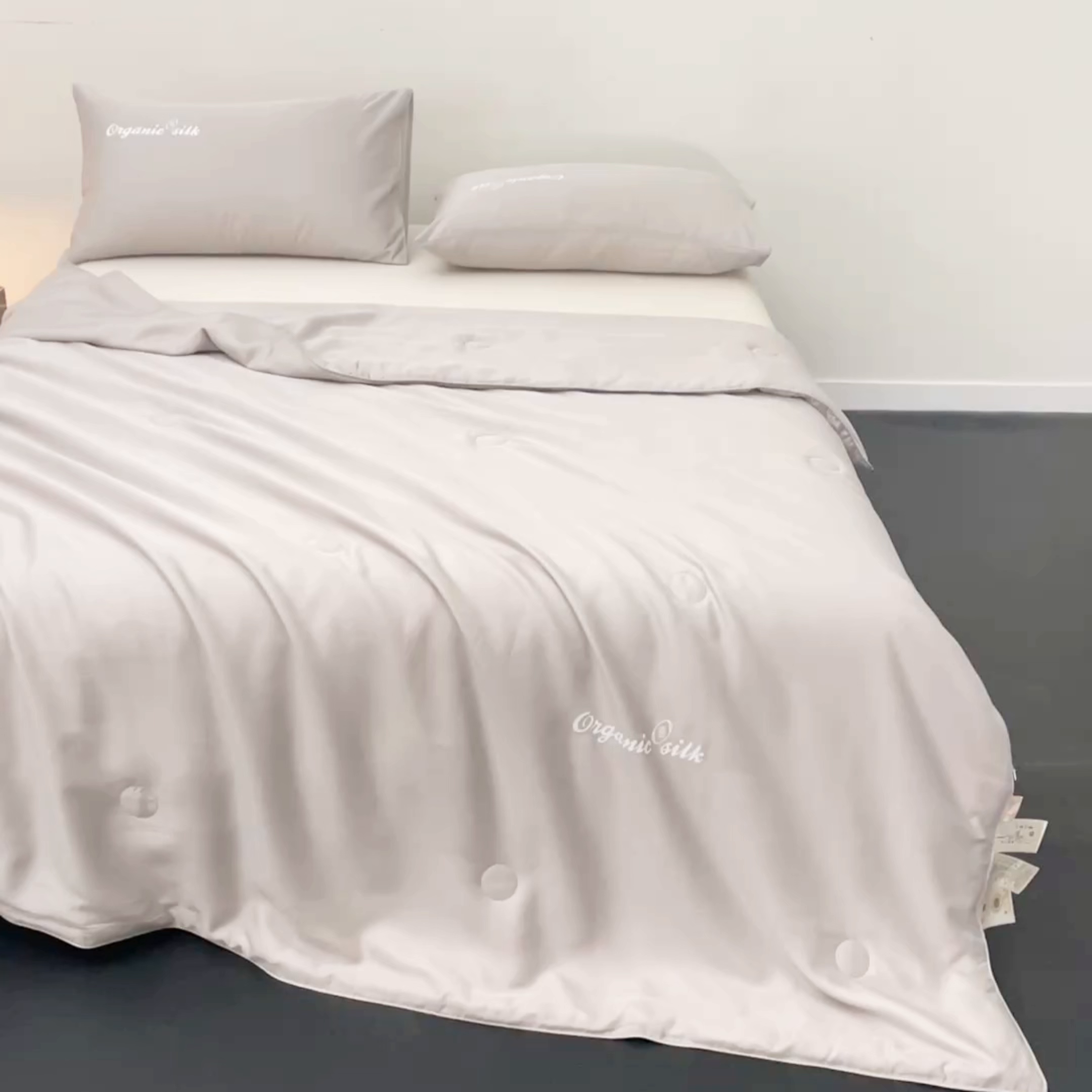 91家纺网 家纺一手货源 找家纺 恬思语家纺 2026春夏新品纯色莱赛尔天丝蚕丝夏被夏凉被空调被 若云-星灰