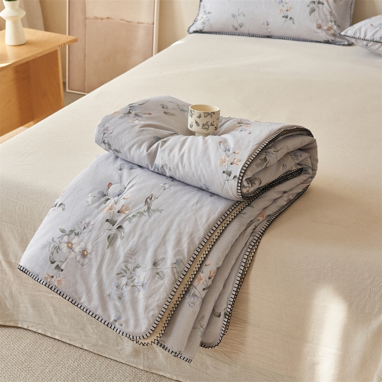 91家纺网 家纺一手货源 找家纺 恬思语家纺 2026春夏新款棉麻印花棉花夏被空调被夏凉被四件套花卉系列 蓝汐