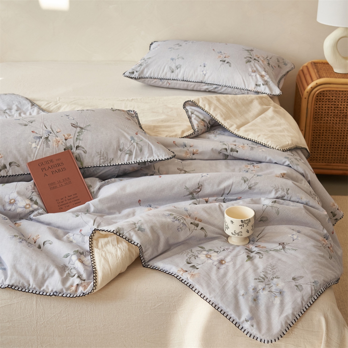 91家纺网 家纺一手货源 找家纺 恬思语家纺 2026春夏新款棉麻印花棉花夏被空调被夏凉被四件套花卉系列 蓝汐