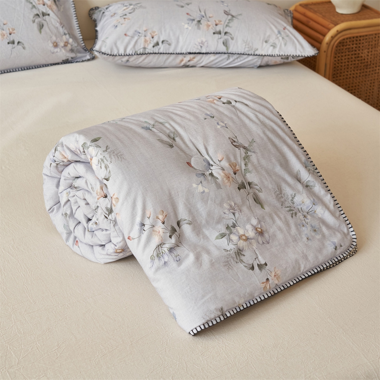 91家纺网 家纺一手货源 找家纺 恬思语家纺 2026春夏新款棉麻印花棉花夏被空调被夏凉被四件套花卉系列 蓝汐