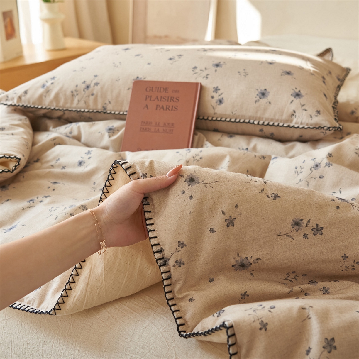 91家纺网 家纺一手货源 找家纺 恬思语家纺 2026春夏新款棉麻印花棉花夏被空调被夏凉被四件套花卉系列 蓝颜