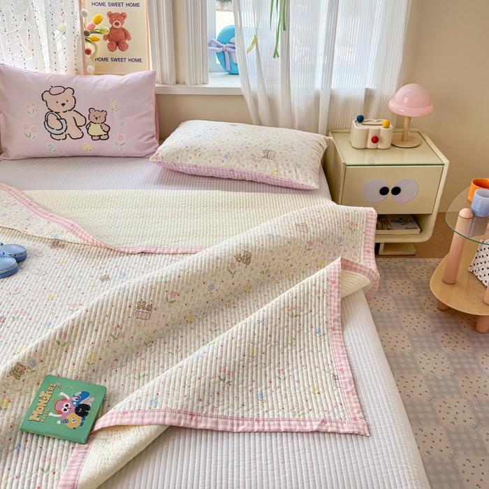 91家纺网 家纺一手货源 找家纺 Sweet dreams甜梦 2026新款小清新卡通全棉纯棉印花床盖四件套 碎花小熊