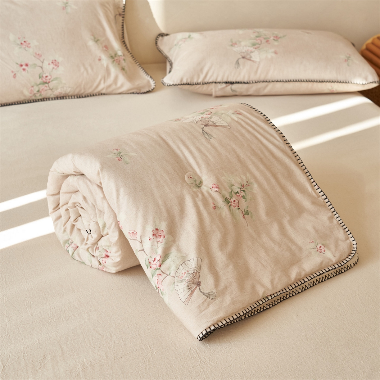 91家纺网 家纺一手货源 找家纺 恬思语家纺 2026春夏新款棉麻印花棉花夏被空调被夏凉被四件套花卉系列 花兮