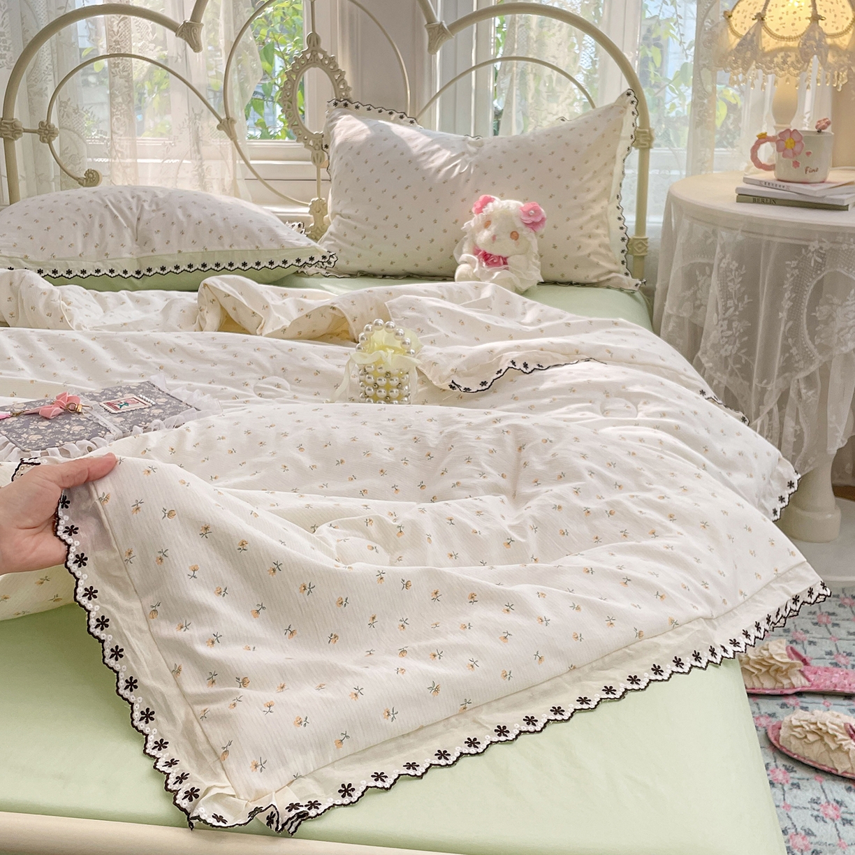 91家纺网 家纺一手货源 找家纺 康纳利 2026新款全棉花边夏被古法水洗云感棉空调被夏被四件套 奶黄樱漫