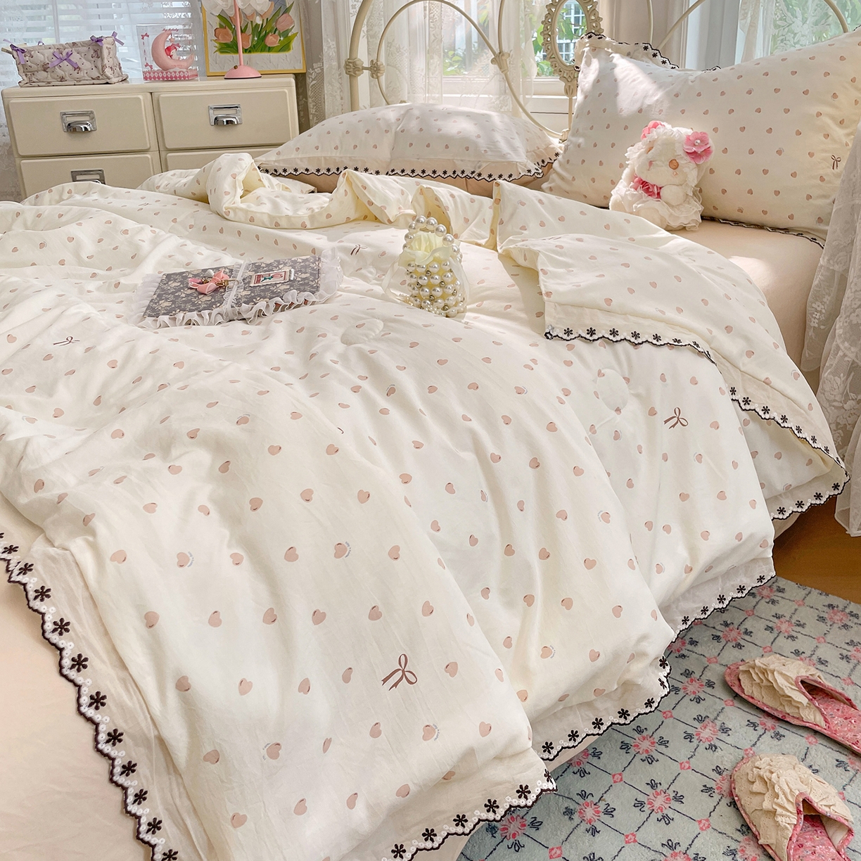 91家纺网 家纺一手货源 找家纺 康纳利 2026新款全棉花边夏被古法水洗云感棉空调被夏被四件套 蕾丝粉语