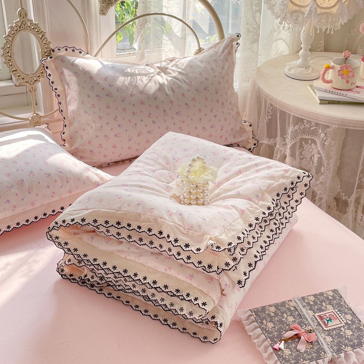 91家纺网 家纺一手货源 找家纺 康纳利 2026新款全棉花边夏被古法水洗云感棉空调被夏被四件套 花间浅梦