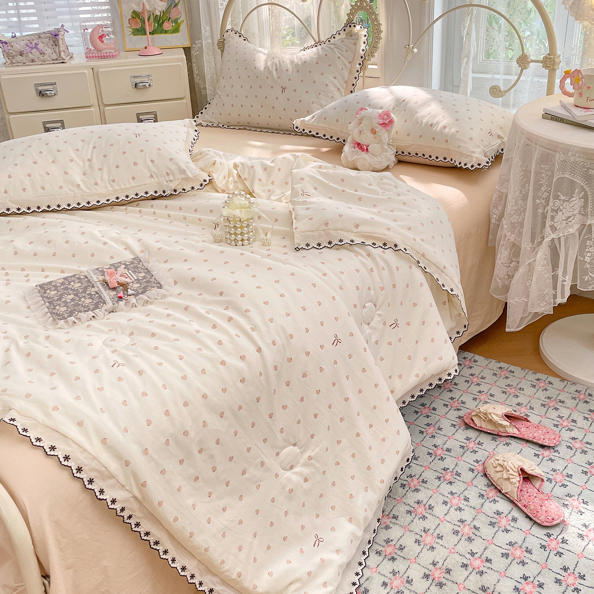 91家纺网 家纺一手货源 找家纺 康纳利 2026新款全棉花边夏被古法水洗云感棉空调被夏被四件套 蕾丝粉语