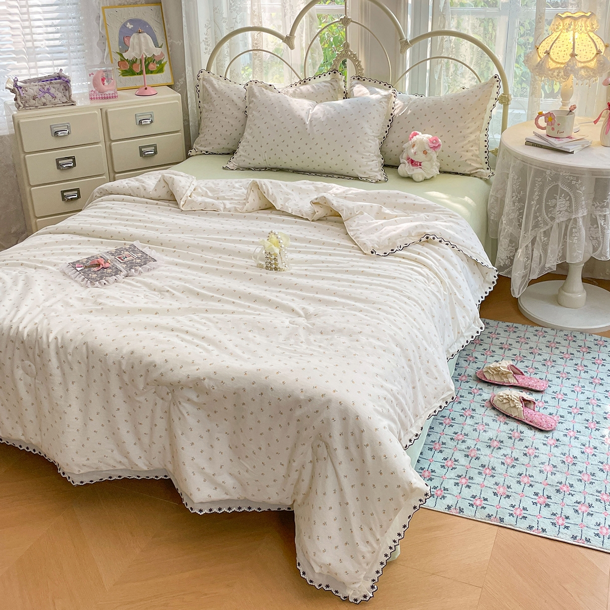 91家纺网 家纺一手货源 找家纺 康纳利 2026新款全棉花边夏被古法水洗云感棉空调被夏被四件套 奶黄樱漫