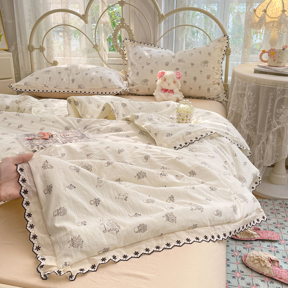 91家纺网 家纺一手货源 找家纺 康纳利 2026新款全棉花边夏被古法水洗云感棉空调被夏被四件套 浅草花语