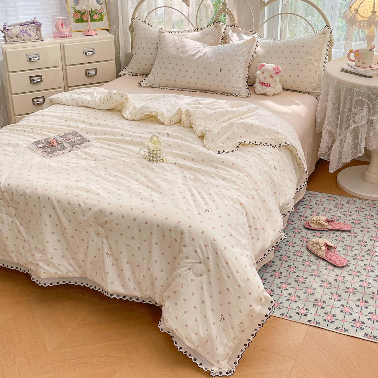 91家纺网 家纺一手货源 找家纺 康纳利 2026新款全棉花边夏被古法水洗云感棉空调被夏被四件套 蕾丝粉语