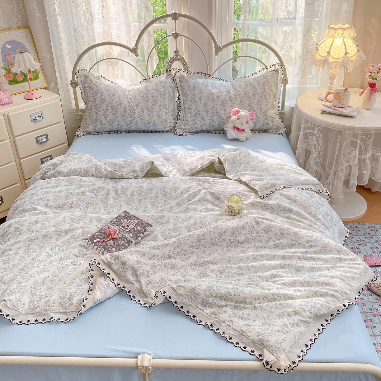 91家纺网 家纺一手货源 找家纺 康纳利 2026新款全棉花边夏被古法水洗云感棉空调被夏被四件套 蕾丝蓝韵