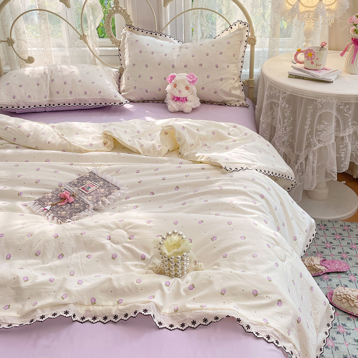 91家纺网 家纺一手货源 找家纺 康纳利 2026新款全棉花边夏被古法水洗云感棉空调被夏被四件套 粉紫绮梦