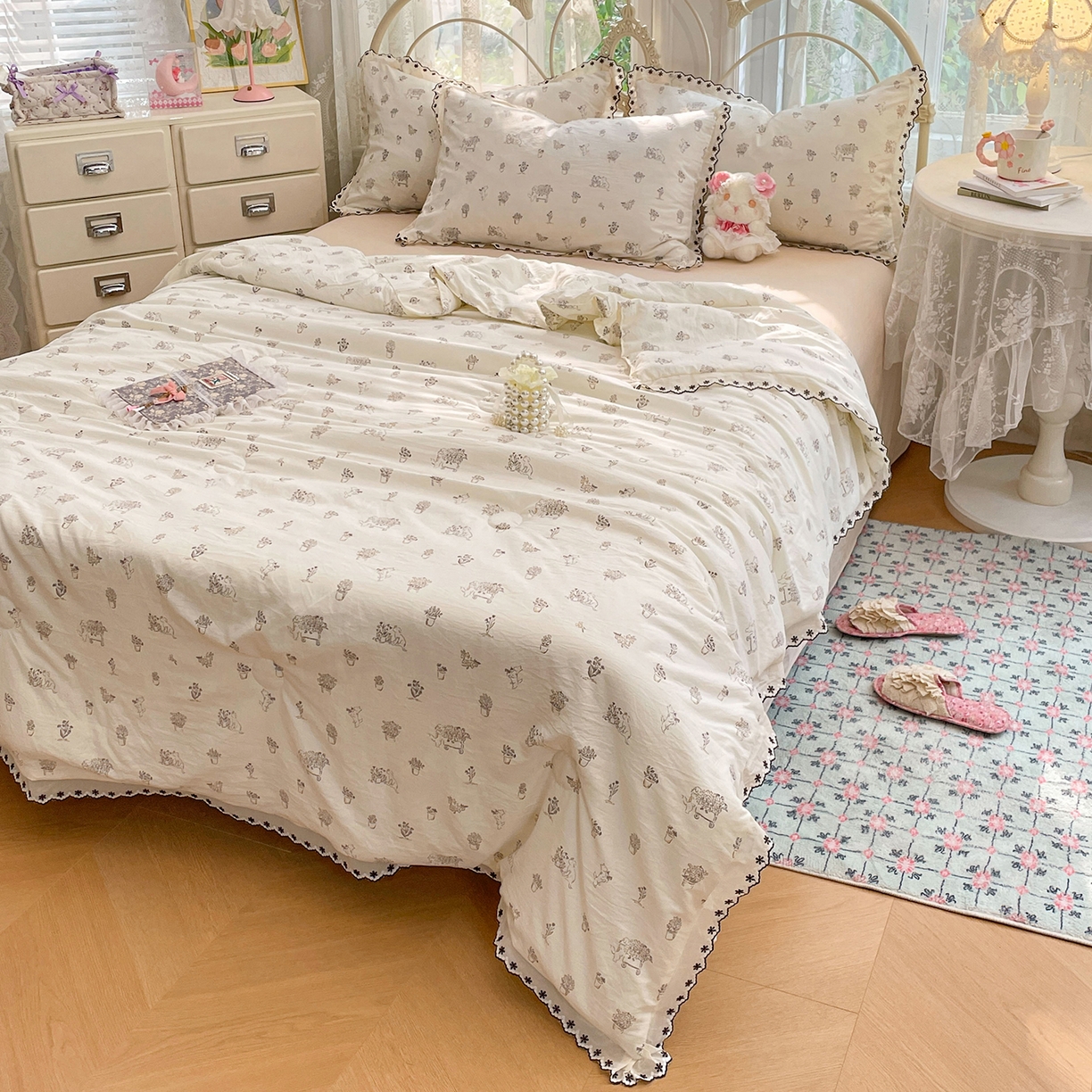 91家纺网 家纺一手货源 找家纺 康纳利 2026新款全棉花边夏被古法水洗云感棉空调被夏被四件套 浅草花语