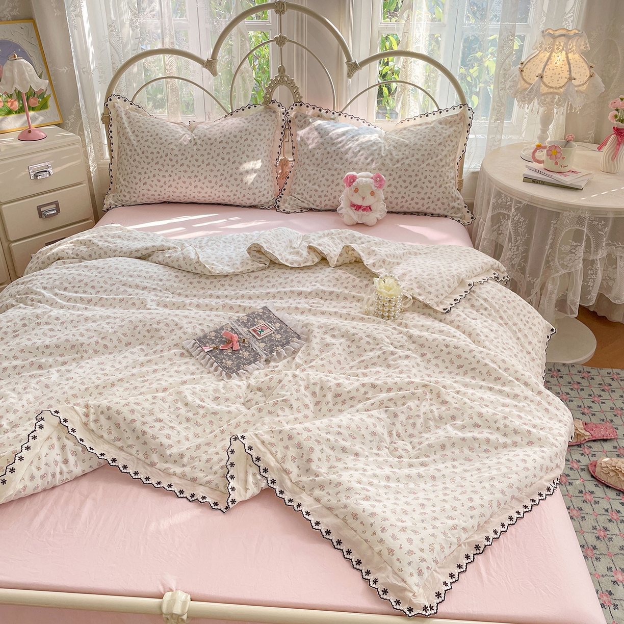 91家纺网 家纺一手货源 找家纺 康纳利 2026新款全棉花边夏被古法水洗云感棉空调被夏被四件套 粉樱漫语