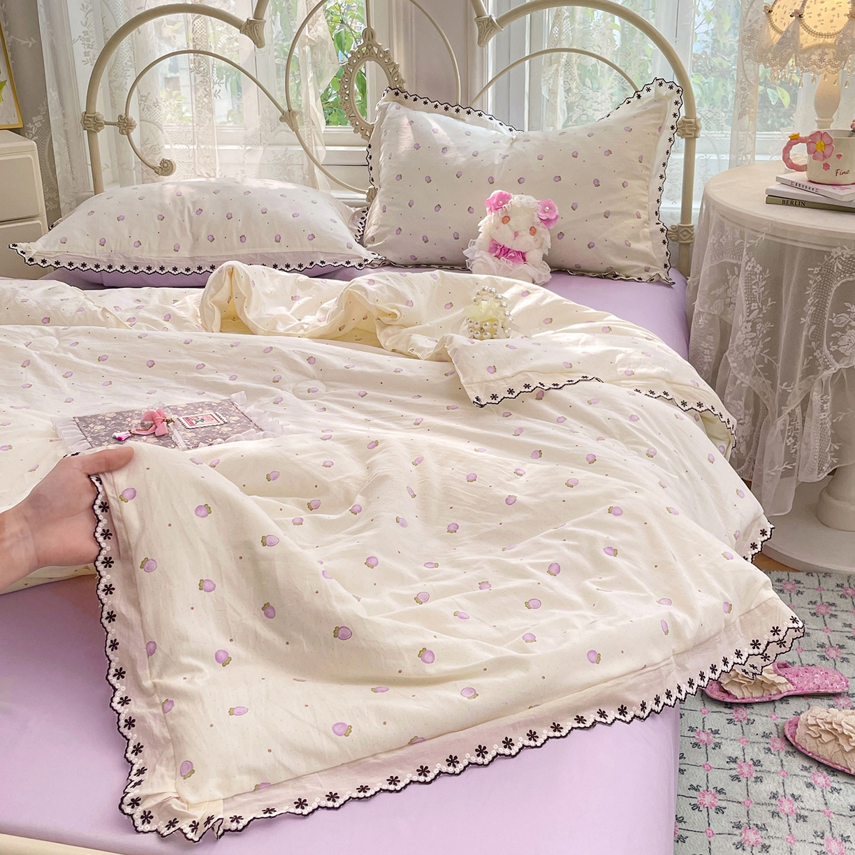 91家纺网 家纺一手货源 找家纺 康纳利 2026新款全棉花边夏被古法水洗云感棉空调被夏被四件套 粉紫绮梦