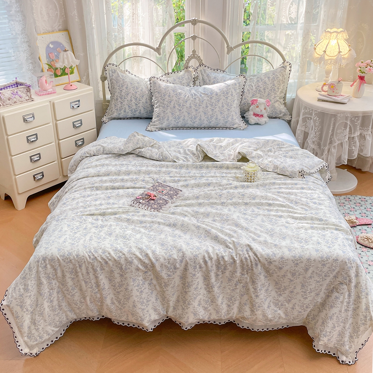 91家纺网 家纺一手货源 找家纺 康纳利 2026新款全棉花边夏被古法水洗云感棉空调被夏被四件套 蕾丝蓝韵