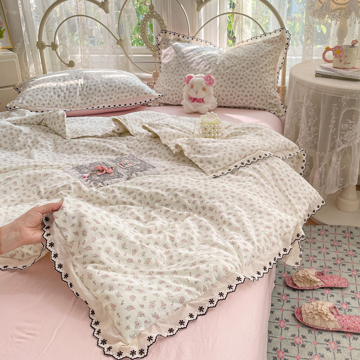 91家纺网 家纺一手货源 找家纺 康纳利 2026新款全棉花边夏被古法水洗云感棉空调被夏被四件套 粉樱漫语