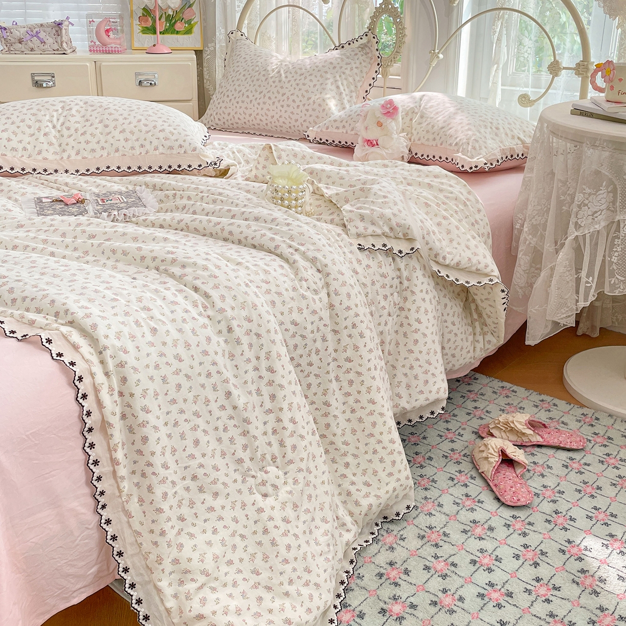 91家纺网 家纺一手货源 找家纺 康纳利 2026新款全棉花边夏被古法水洗云感棉空调被夏被四件套 粉樱漫语