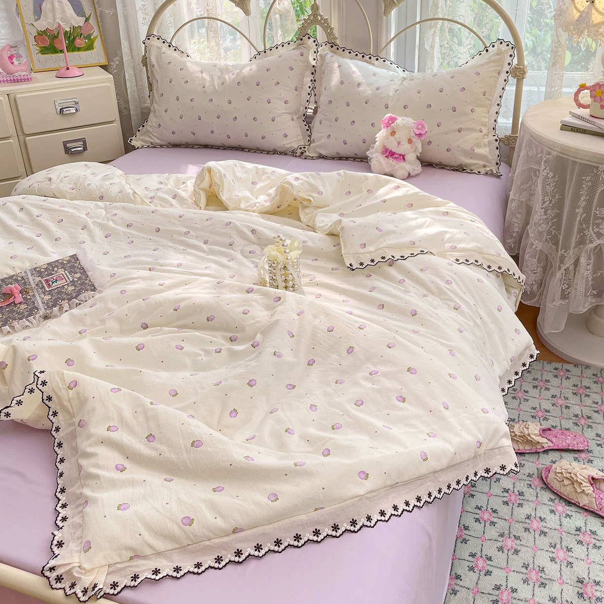 91家纺网 家纺一手货源 找家纺 康纳利 2026新款全棉花边夏被古法水洗云感棉空调被夏被四件套 粉紫绮梦