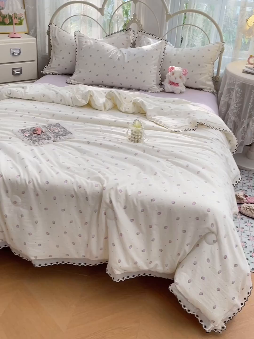 91家纺网 家纺一手货源 找家纺 康纳利 2026新款全棉花边夏被古法水洗云感棉空调被夏被四件套 粉紫绮梦