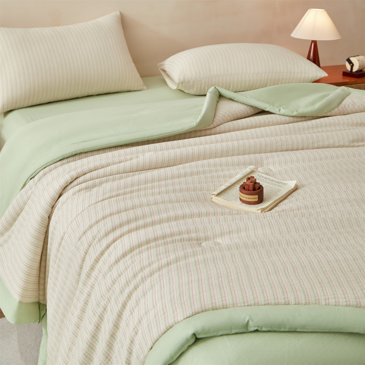91家纺网 家纺一手货源 找家纺 恬思语家纺 2026春夏新款棉麻竖条大豆夏被夏凉被空调被素锦系列 素锦-绿