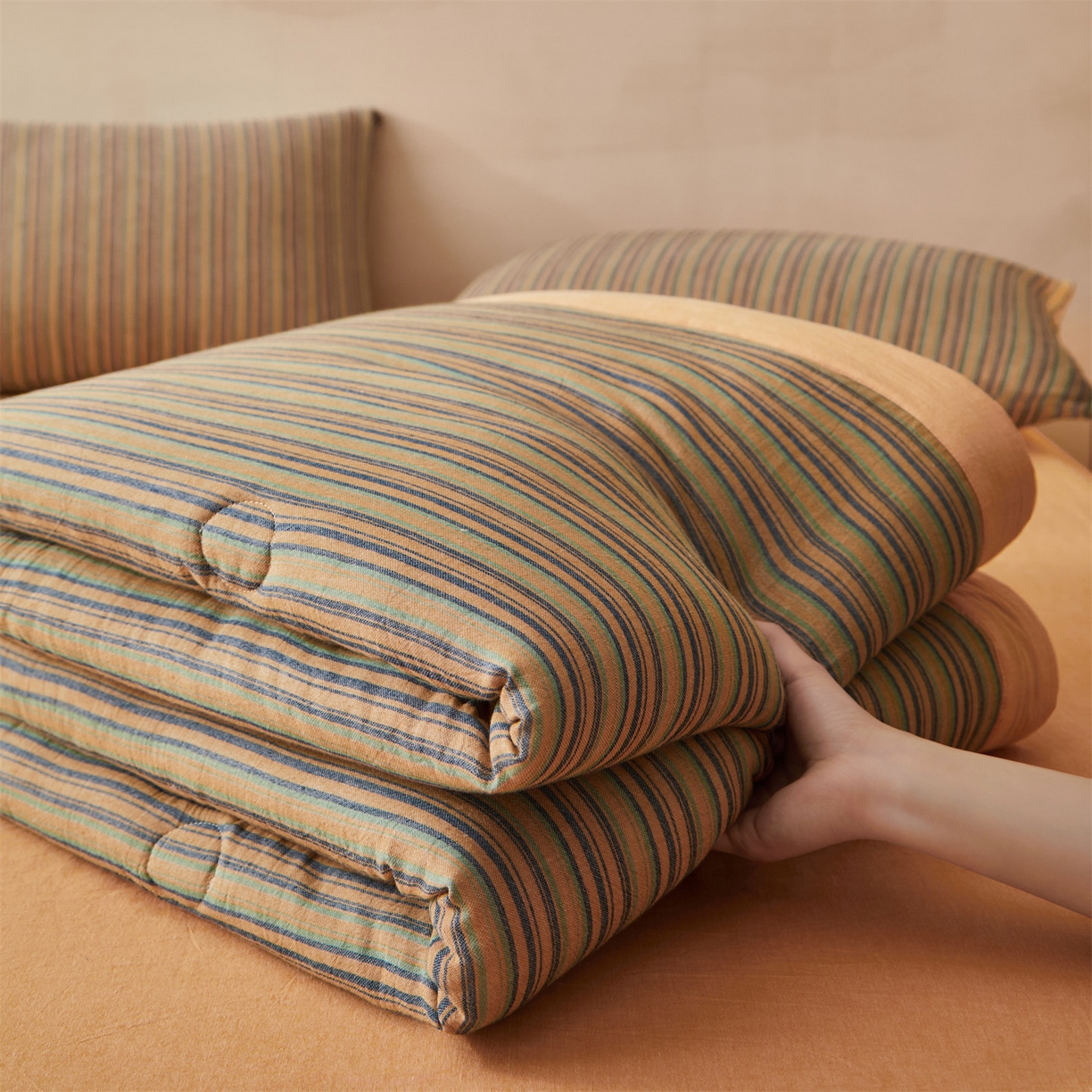 91家纺网 家纺一手货源 找家纺 恬思语家纺 2026春夏新款棉麻竖条大豆夏被夏凉被空调被素锦系列 素锦-橙