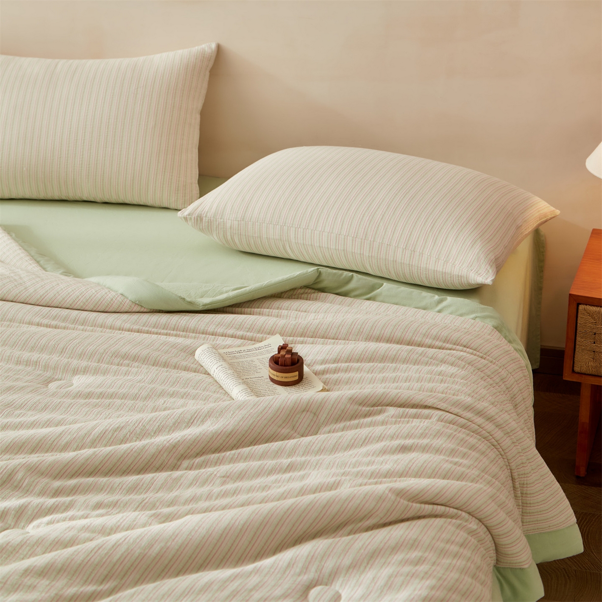 91家纺网 家纺一手货源 找家纺 恬思语家纺 2026春夏新款棉麻竖条大豆夏被夏凉被空调被素锦系列 素锦-绿