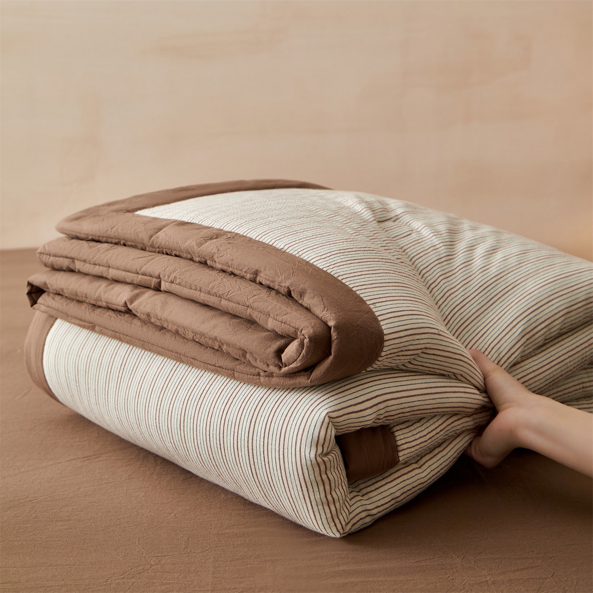 91家纺网 家纺一手货源 找家纺 恬思语家纺 2026春夏新款棉麻竖条大豆夏被夏凉被空调被素锦系列 素锦-咖