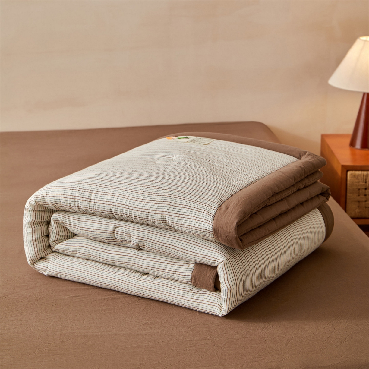 91家纺网 家纺一手货源 找家纺 恬思语家纺 2026春夏新款棉麻竖条大豆夏被夏凉被空调被素锦系列 素锦-咖