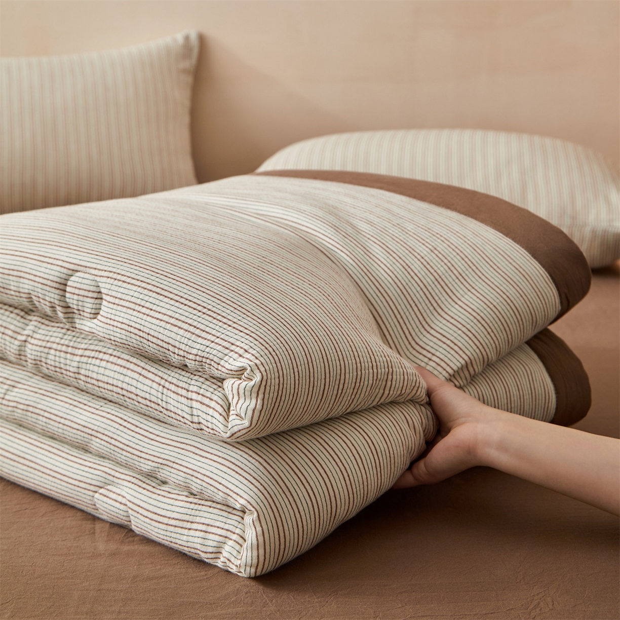 91家纺网 家纺一手货源 找家纺 恬思语家纺 2026春夏新款棉麻竖条大豆夏被夏凉被空调被素锦系列 素锦-咖