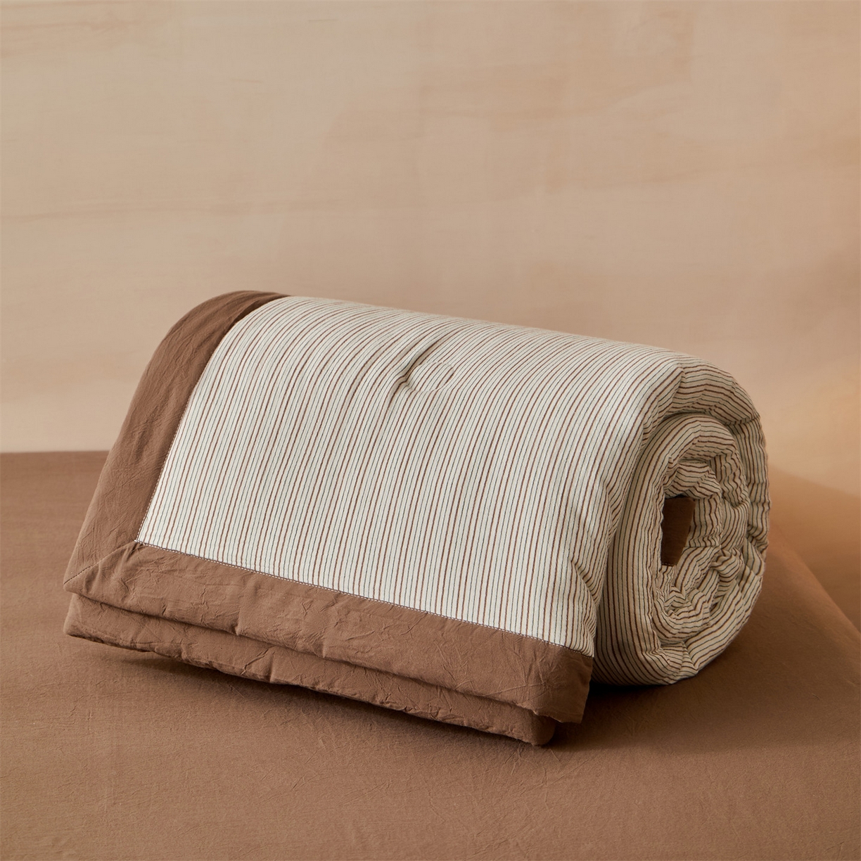 91家纺网 家纺一手货源 找家纺 恬思语家纺 2026春夏新款棉麻竖条大豆夏被夏凉被空调被素锦系列 素锦-咖