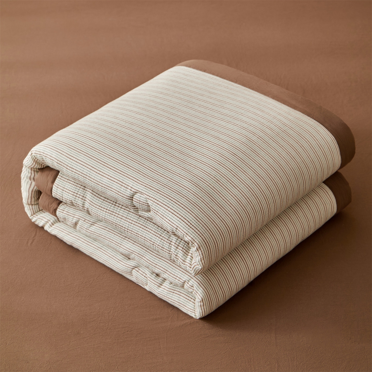 91家纺网 家纺一手货源 找家纺 恬思语家纺 2026春夏新款棉麻竖条大豆夏被夏凉被空调被素锦系列 素锦-咖