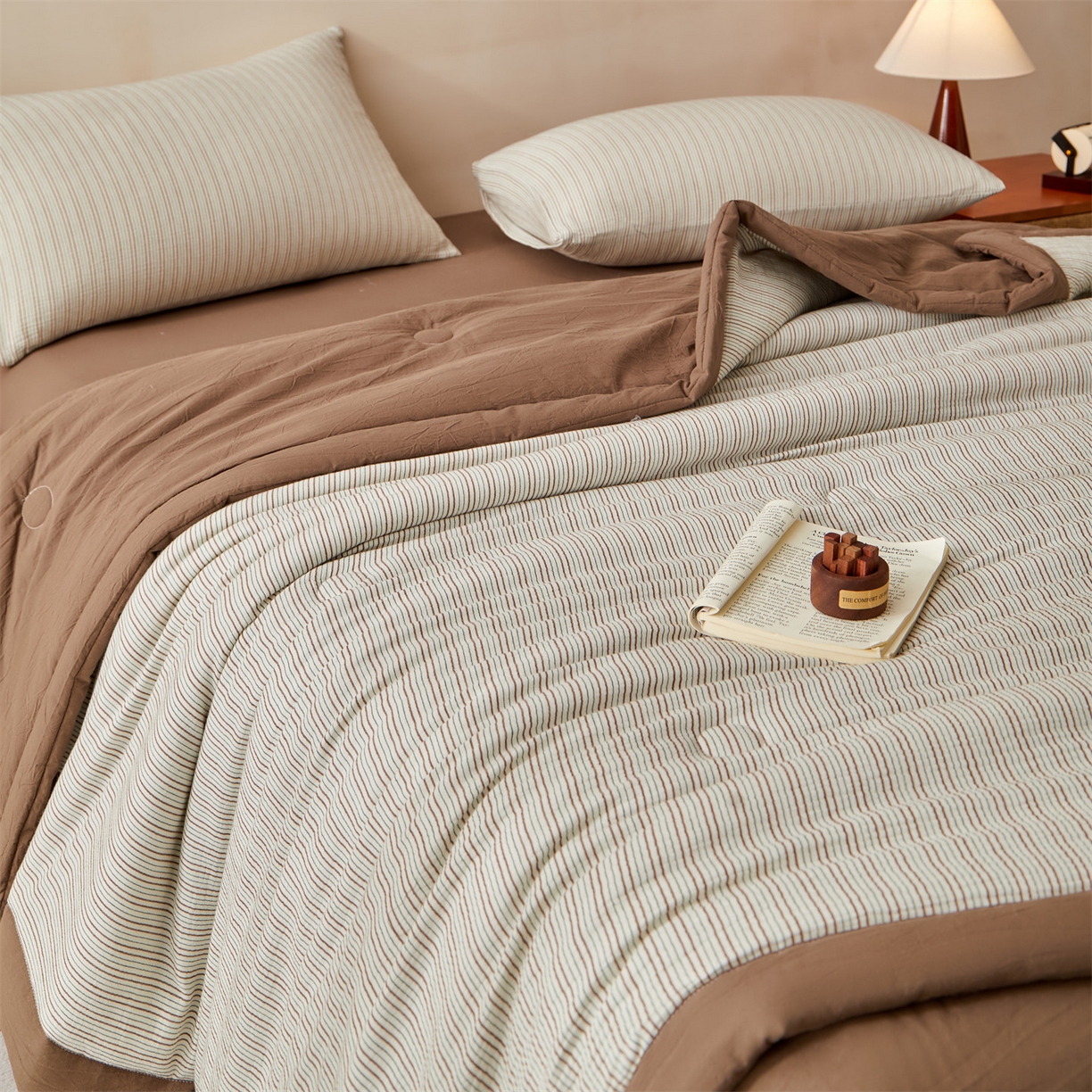 91家纺网 家纺一手货源 找家纺 恬思语家纺 2026春夏新款棉麻竖条大豆夏被夏凉被空调被素锦系列 素锦-咖